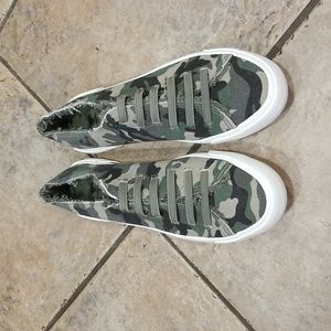 Rocket Dog jokes Camo sneakers
